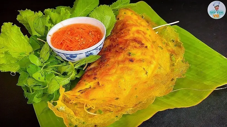 Bánh xèo hải sản Long Hải với nhiều loại topping