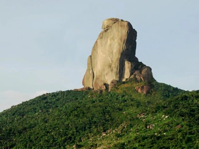 Bia đá lớn trên đỉnh Núi Bia, Phú Yên