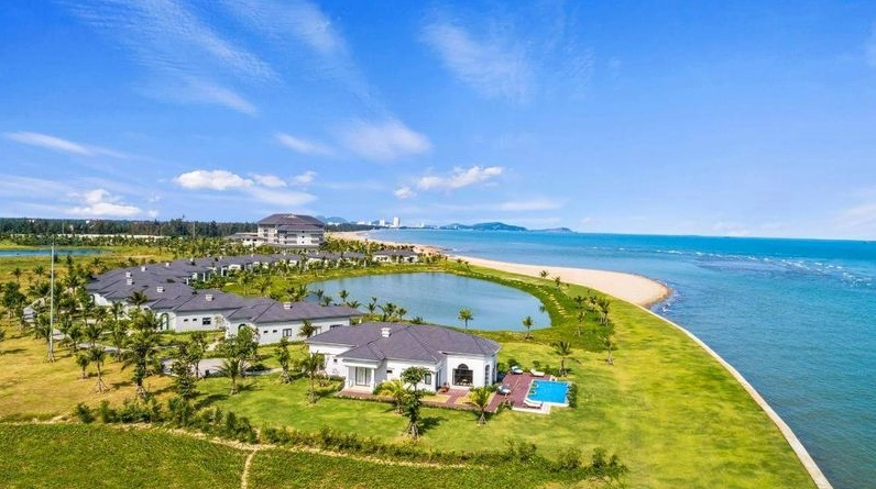 Biển Cửa Hội với vẻ đẹp hoang sơ.