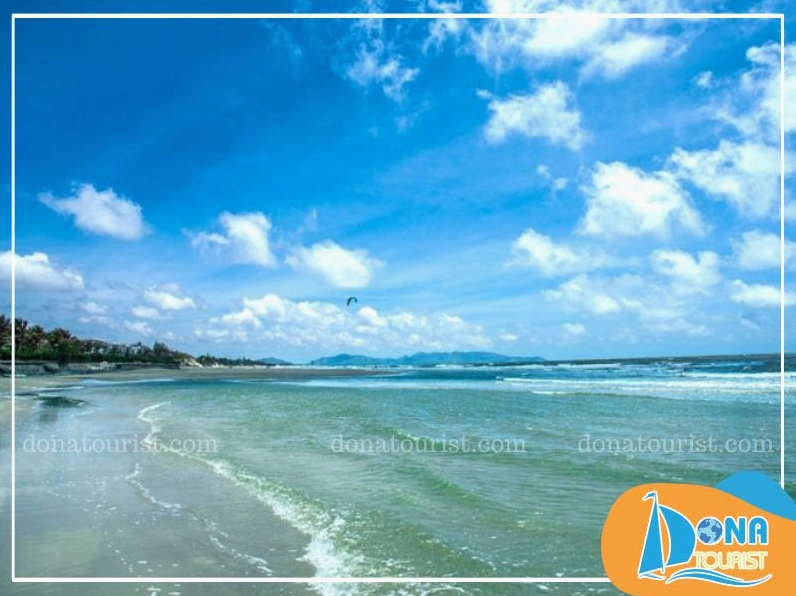 Bờ biển Long Hải với cát trắng và nước biển trong xanh