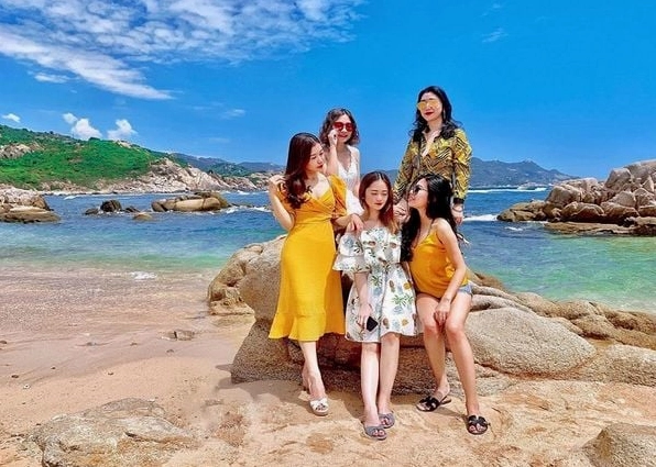Cảnh đẹp hoang sơ trên đảo Bình Ba với bãi biển xanh mướt và cát trắng mịn.