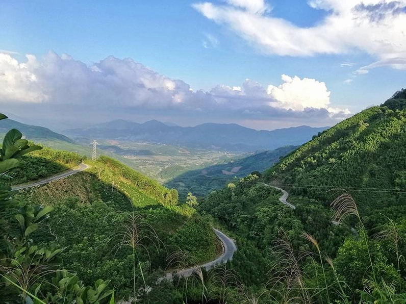 Cảnh đẹp nhìn từ đèo Long Môn với biển và núi non hùng vĩ