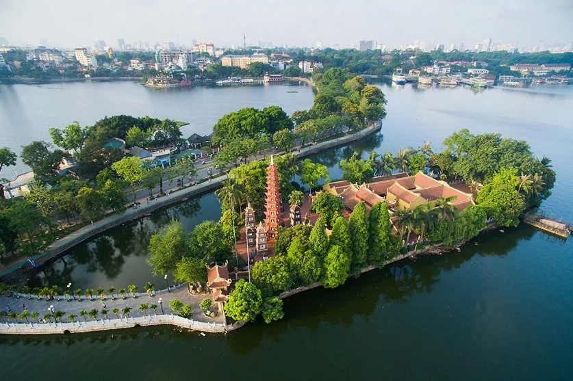 Cảnh Hồ Tây yên bình trong sương mai