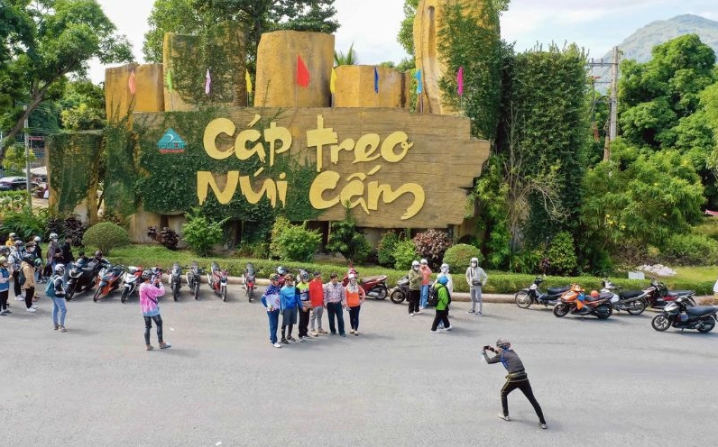 Cáp treo dẫn lên Núi Cấm An Giang với khung cảnh hùng vĩ