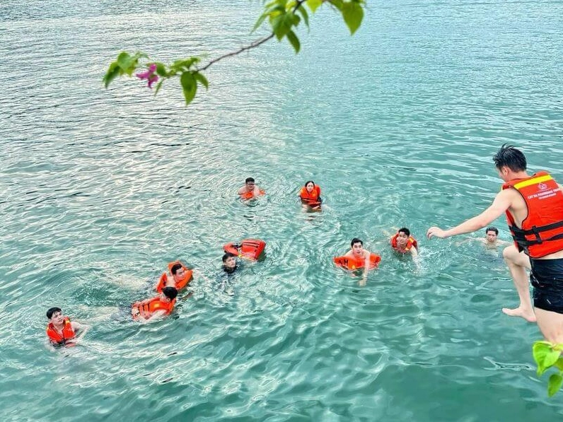 Cát Bà có gì chơi - Tắm biển tại một trong những bãi tắm đẹp của Cát Bà