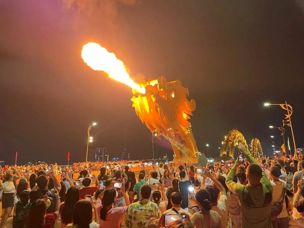 Cầu Rồng phun lửa và nước
