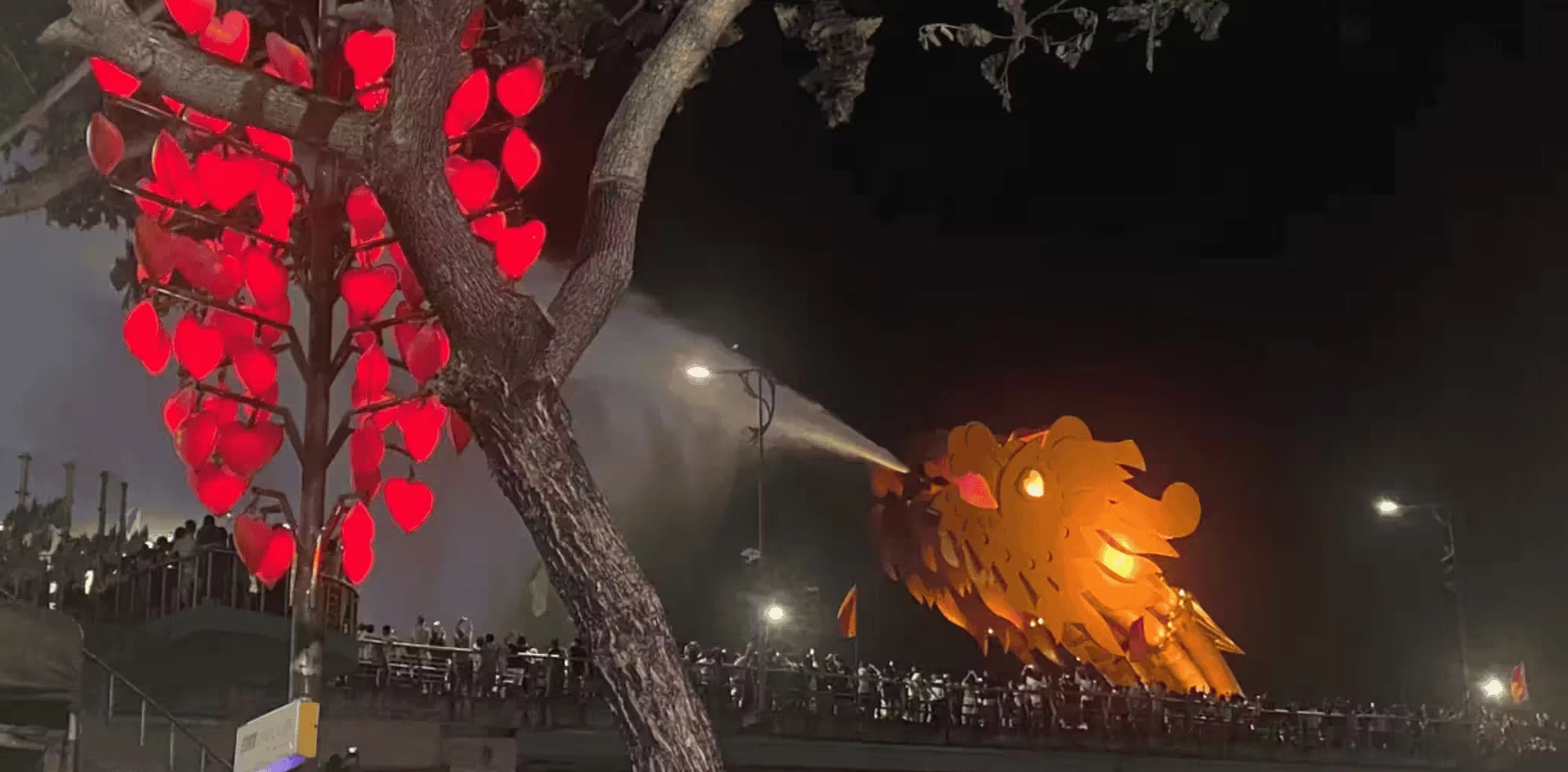 Cầu Rồng phun lửa và nước