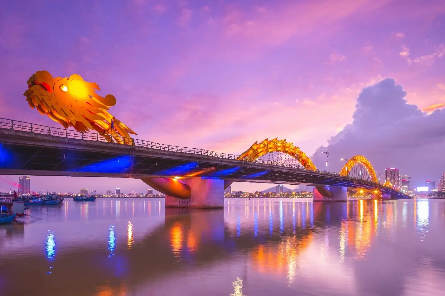 Cầu Rồng về đêm lung linh ánh sáng
