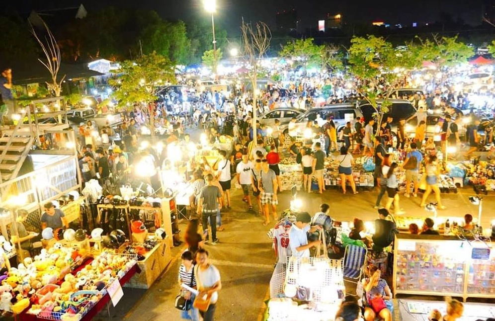 Chợ đêm Bạch Đằng - địa điểm ẩm thực và mua sắm khi Bình Dương có gì chơi.
