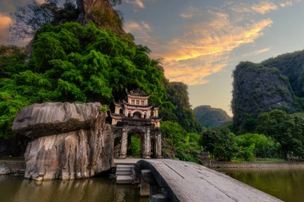 Chùa Bích Động, Ninh Bình lúc hoàng hôn