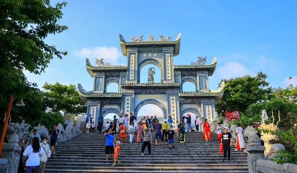 Chùa Linh Ứng Sơn Trà với tượng Phật Quan Âm uy nghiêm