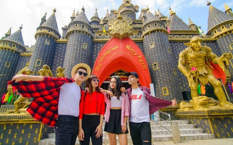 Cổng chào khu du lịch Suối Tiên