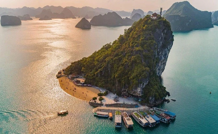 Đảo Titop với bãi tắm và tầm nhìn toàn cảnh Vịnh Hạ Long