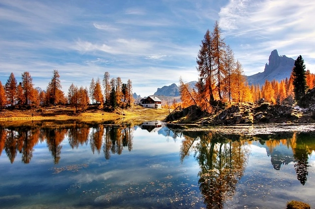 Dãy núi Dolomites hùng vĩ ở Ý