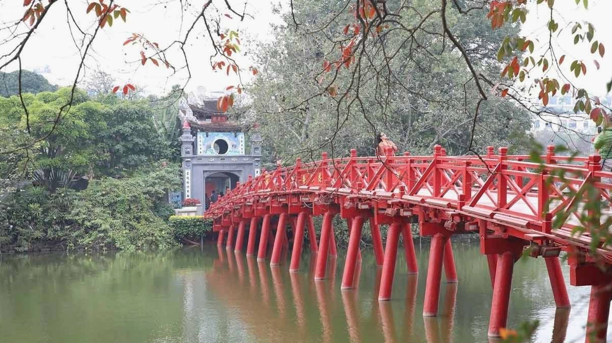 Đền Ngọc Sơn cổ kính soi mình bên Hồ Gươm