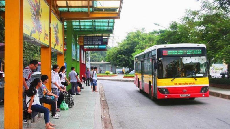 Di chuyển bằng xe buýt tại Hà Nội - một phương tiện phổ biến để khám phá các địa điểm nổi tiếng