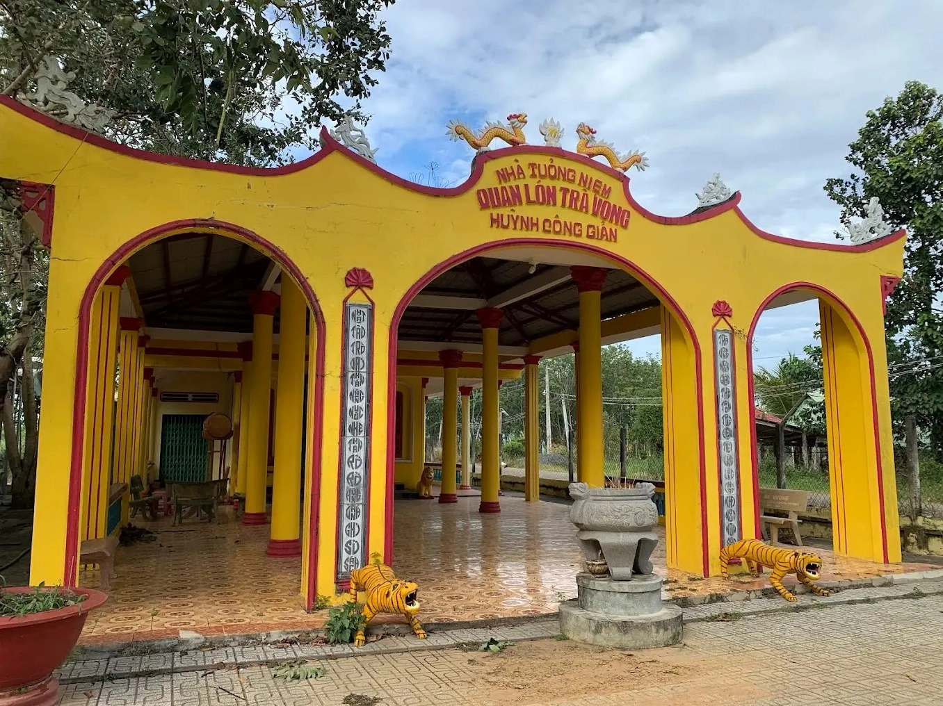Di tích Lăng mộ Quan lớn Trà Vong