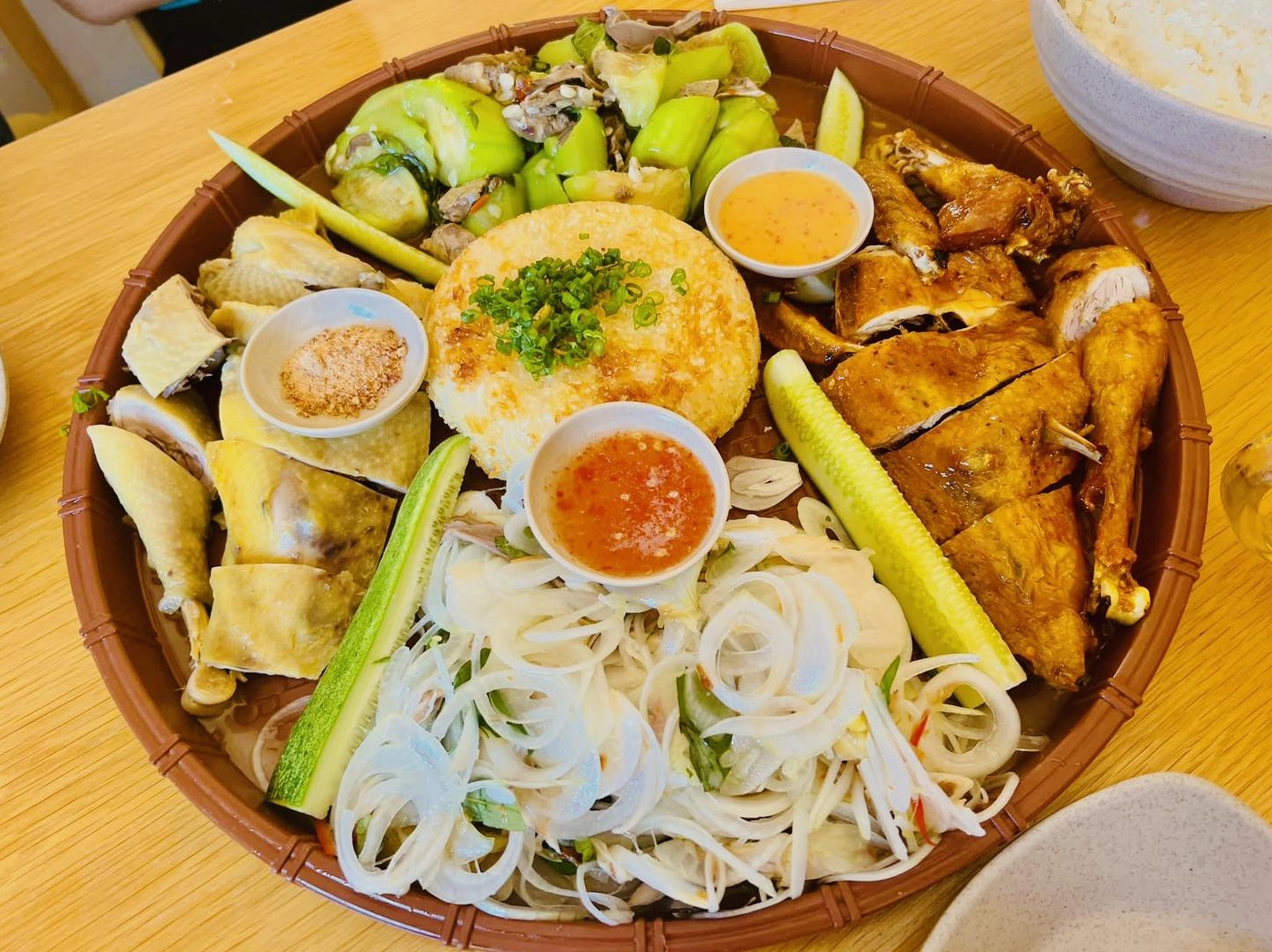 Đĩa cơm gà Phan Rang hấp dẫn với gà luộc và cơm chiên thơm lừng