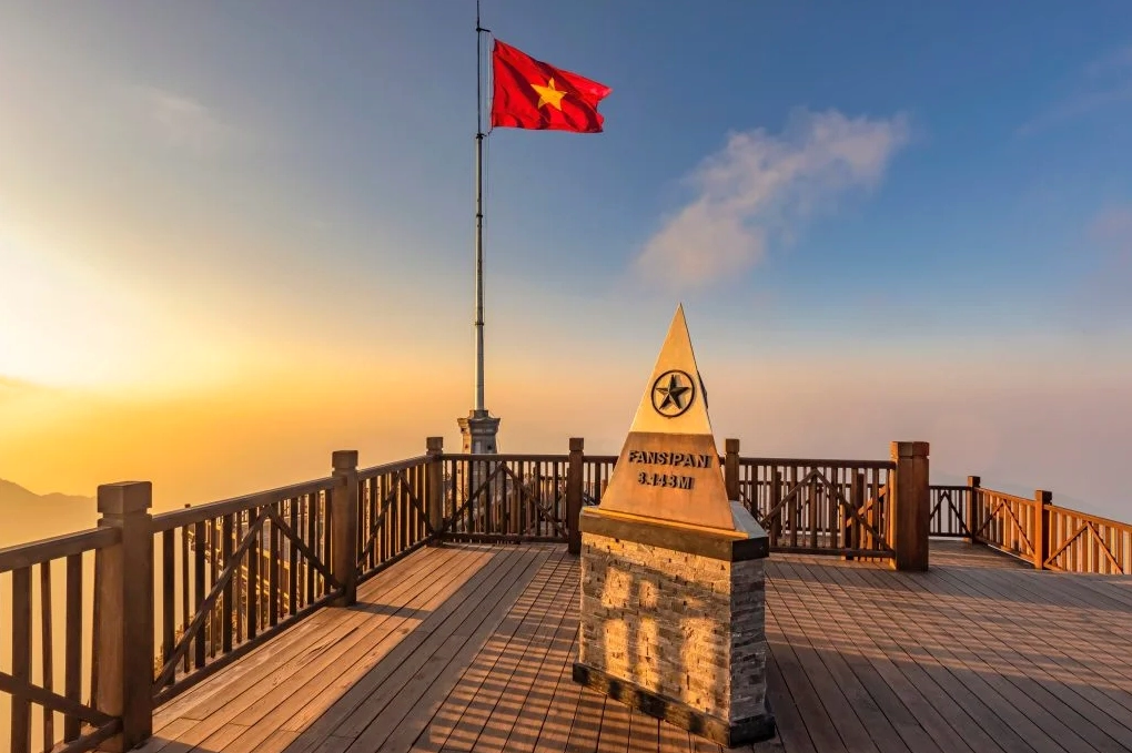Đỉnh Fansipan hùng vĩ nhìn từ trên cao