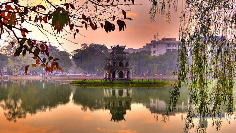 Dòng sông hiền hòa chảy qua làng quê