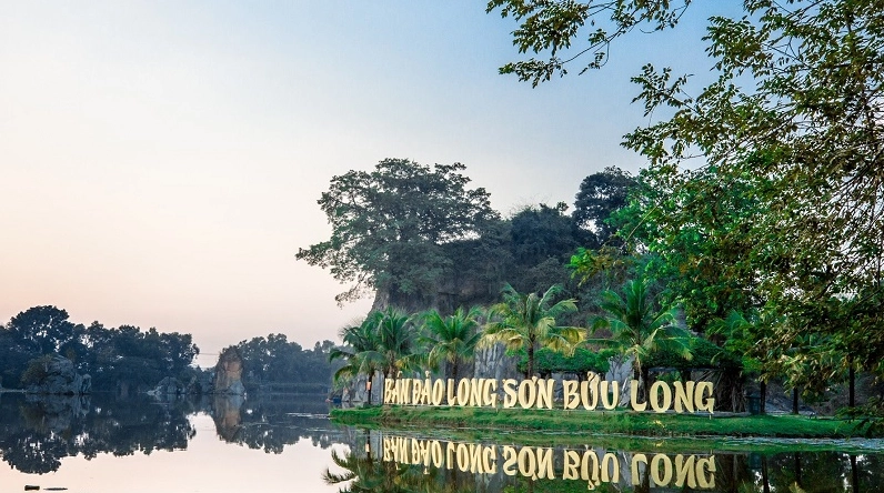 Du khách tham gia hoạt động chèo thuyền tại Khu du lịch Bửu Long
