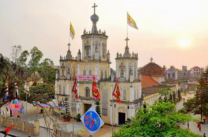 Du khách vui chơi tại bãi biển Sầm Sơn