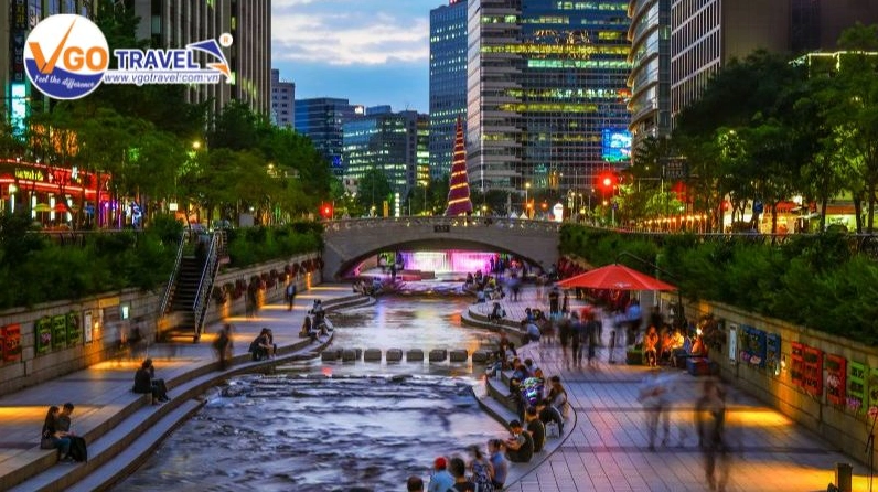 Giữa phố xá nhộn nhịp, Cheonggyecheon là khoảng thở dịu mát của Seoul