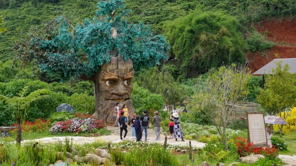GOD Valley với các mô hình thần thoại khổng lồ giữa núi rừng