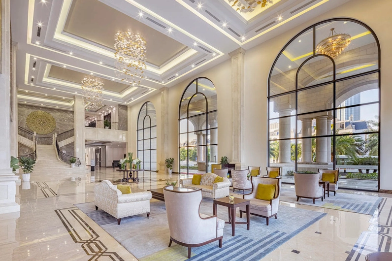 Hồ bơi ngoài trời của khách sạn với tầm nhìn đẹp