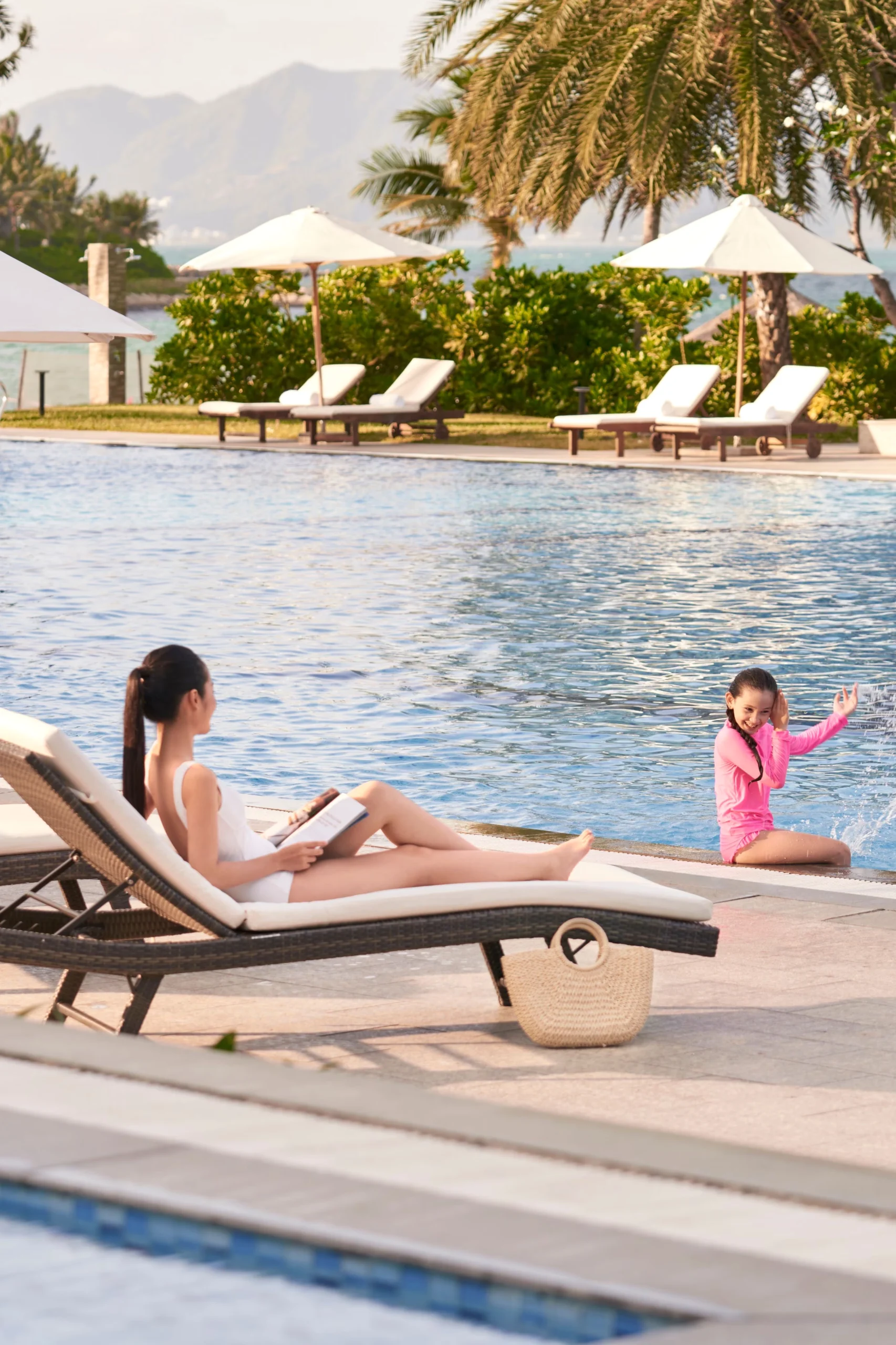 Hồ bơi ngoài trời tại khách sạn Marriott