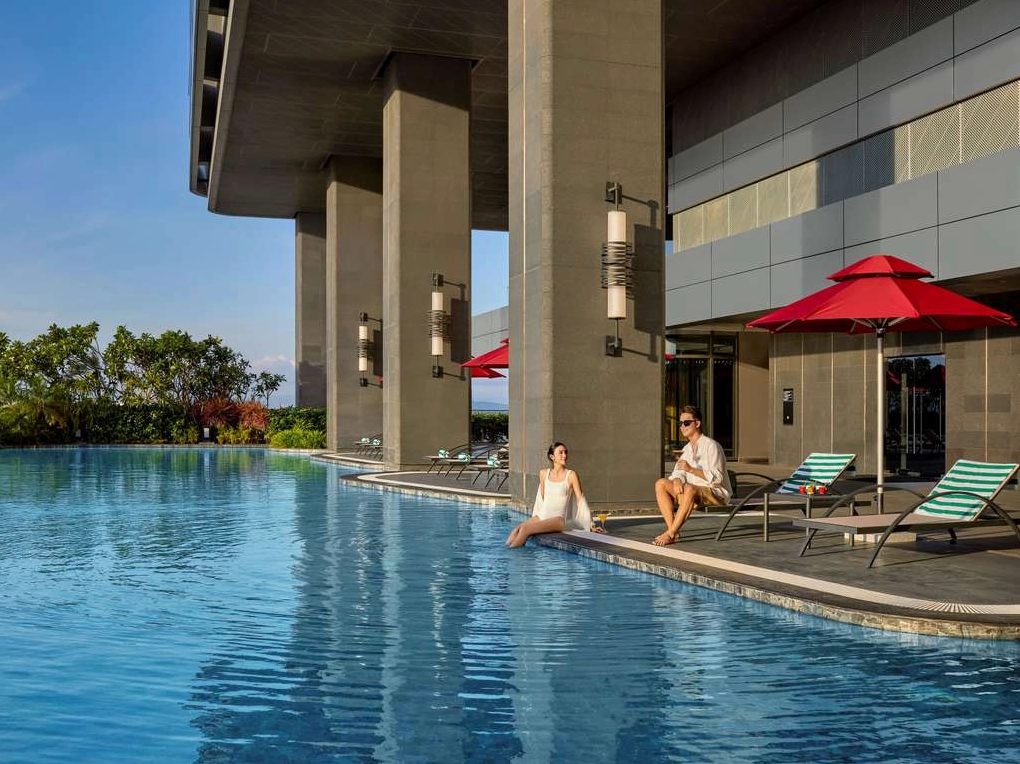 Hồ bơi ngoài trời tại Khách sạn Pullman Hải Phòng