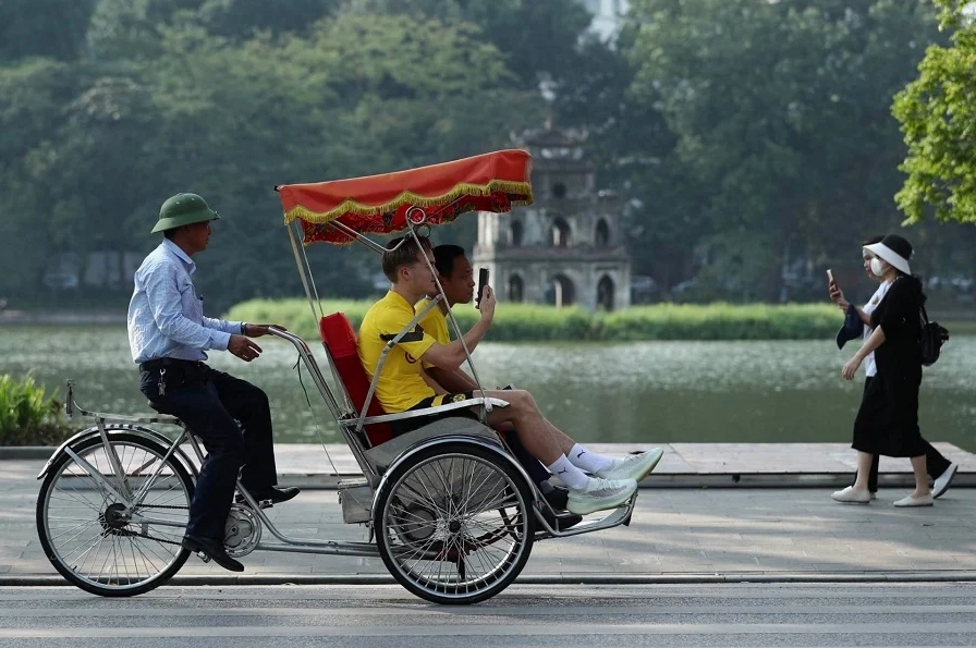Hồ Gươm lung linh về đêm với ánh đèn rực rỡ