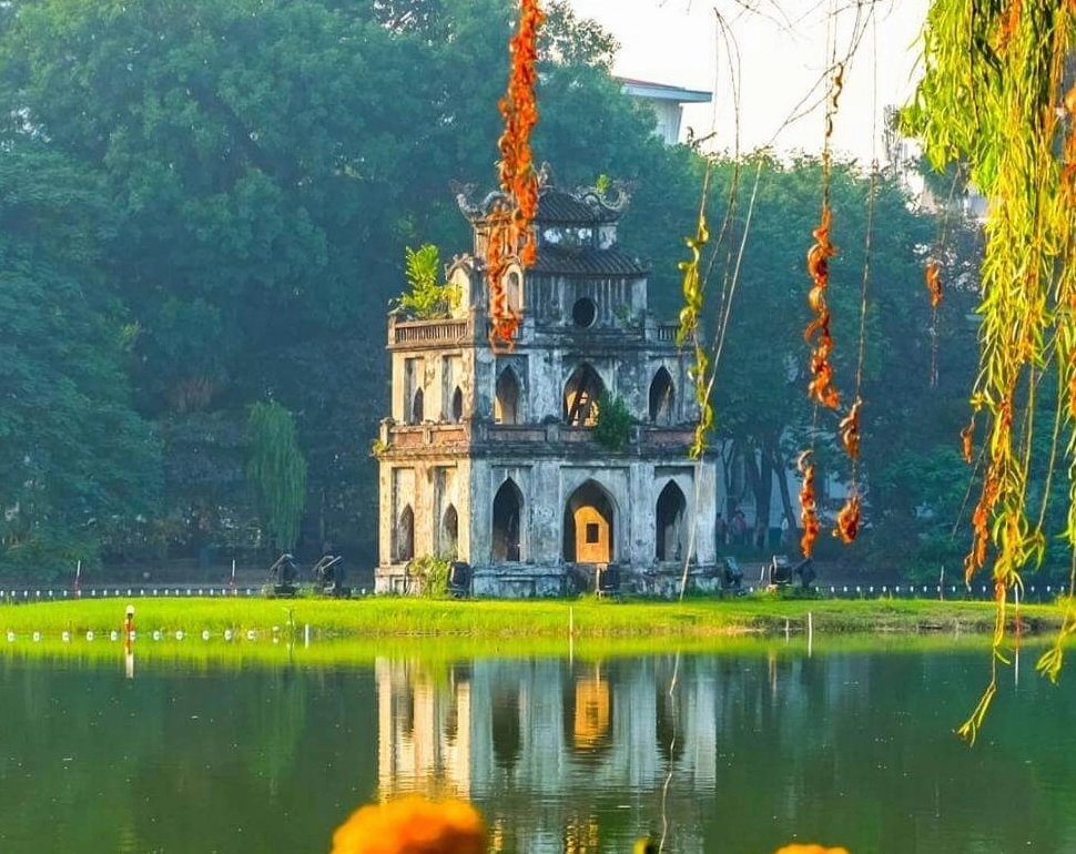 Hồ Gươm rực rỡ sắc hoa phượng mùa hè