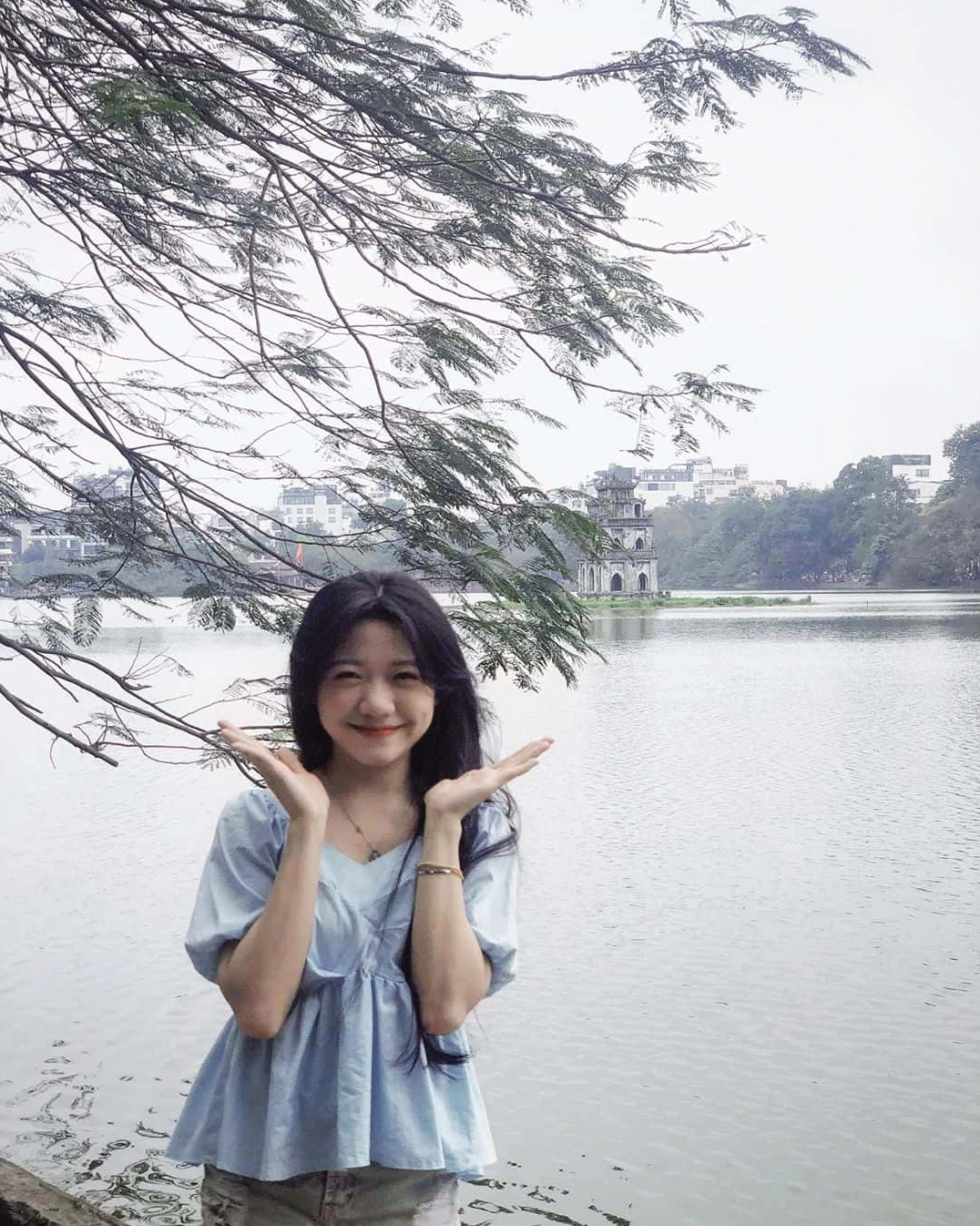 Hồ Gươm với Tháp Rùa cổ kính, biểu tượng của Hà Nội