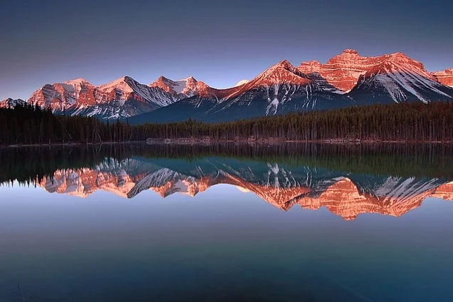 Hồ nước màu ngọc lam tại Công viên Quốc gia Banff