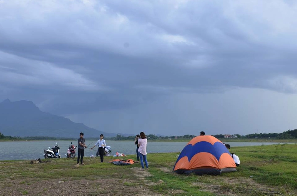 Hồ Suối Hai trong xanh và không khí trong lành