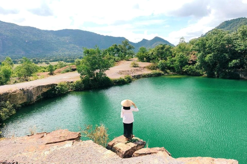 Hồ Tà Pạ An Giang với mặt nước trong xanh và khung cảnh yên bình