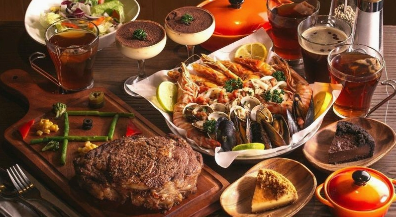 Không gian quán cà phê ấm cúng với ánh đèn vàng dịu nhẹ