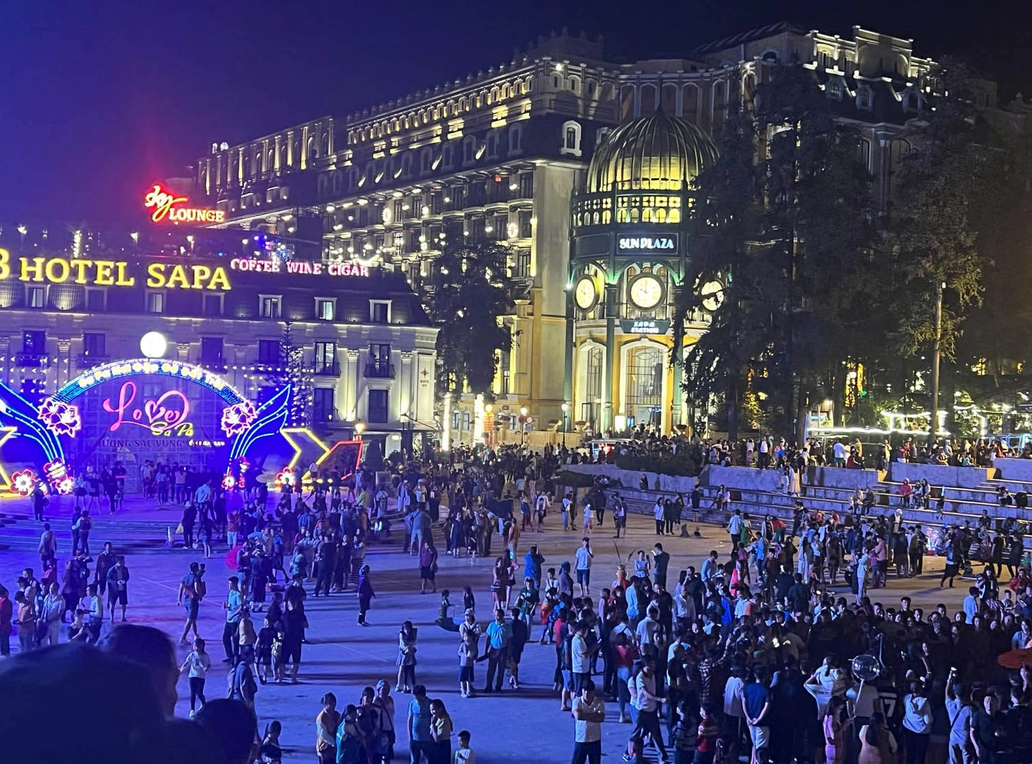Không khí nhộn nhịp tại chợ tình Sapa