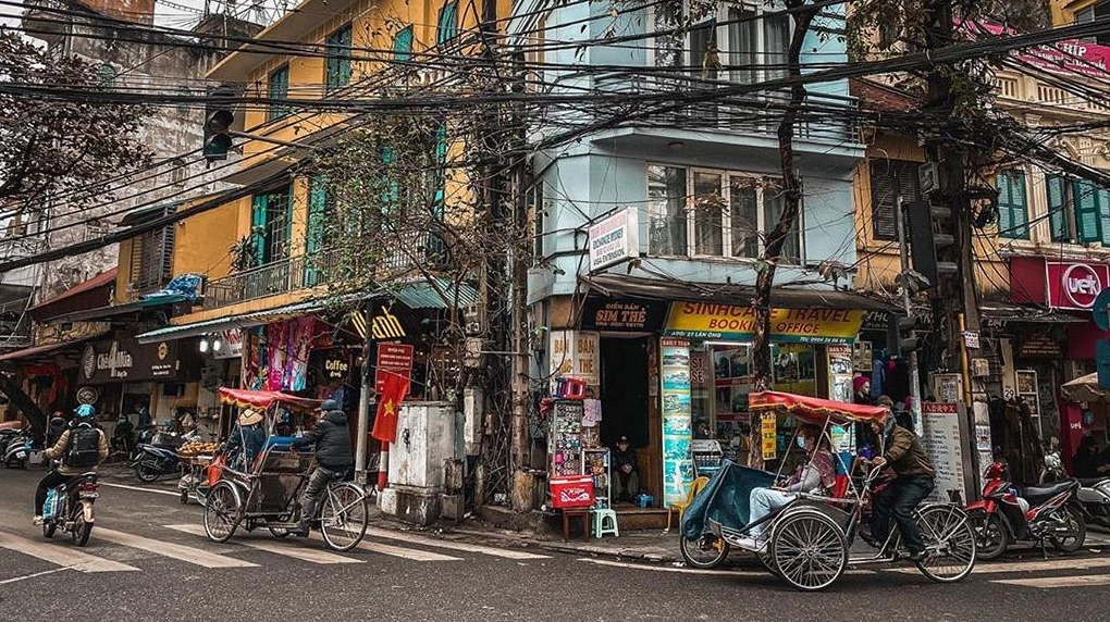 Không khí nhộn nhịp tại Phố Cổ Hà Nội, một trong những địa điểm tham quan ở Hà Nội thu hút nhất