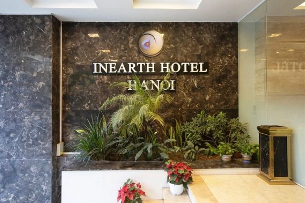 Khu vực bên ngoài khách sạn Inearth Hà Nội với cây xanh bao quanh