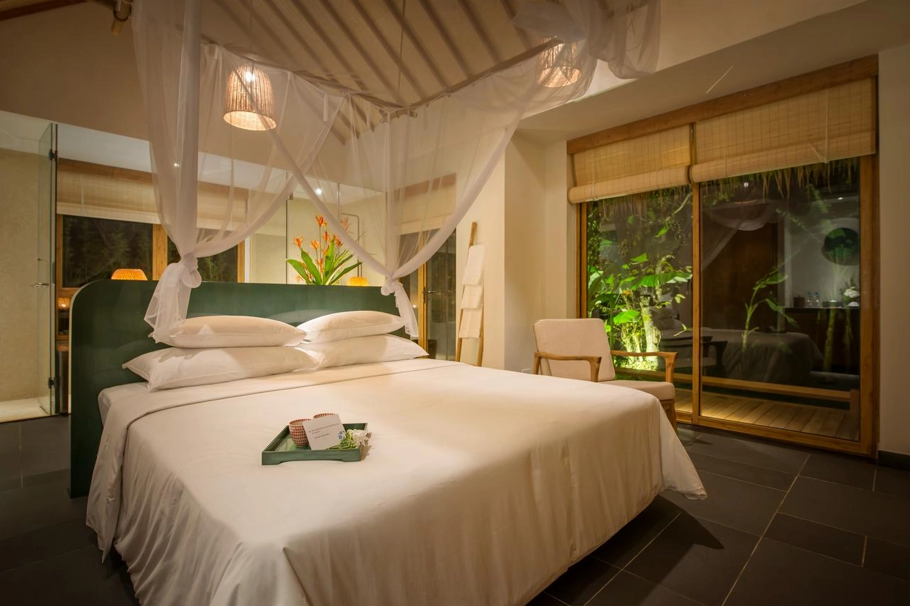 Khu vực spa và hồ bơi tại Alba Wellness Resort by Fusion Huế