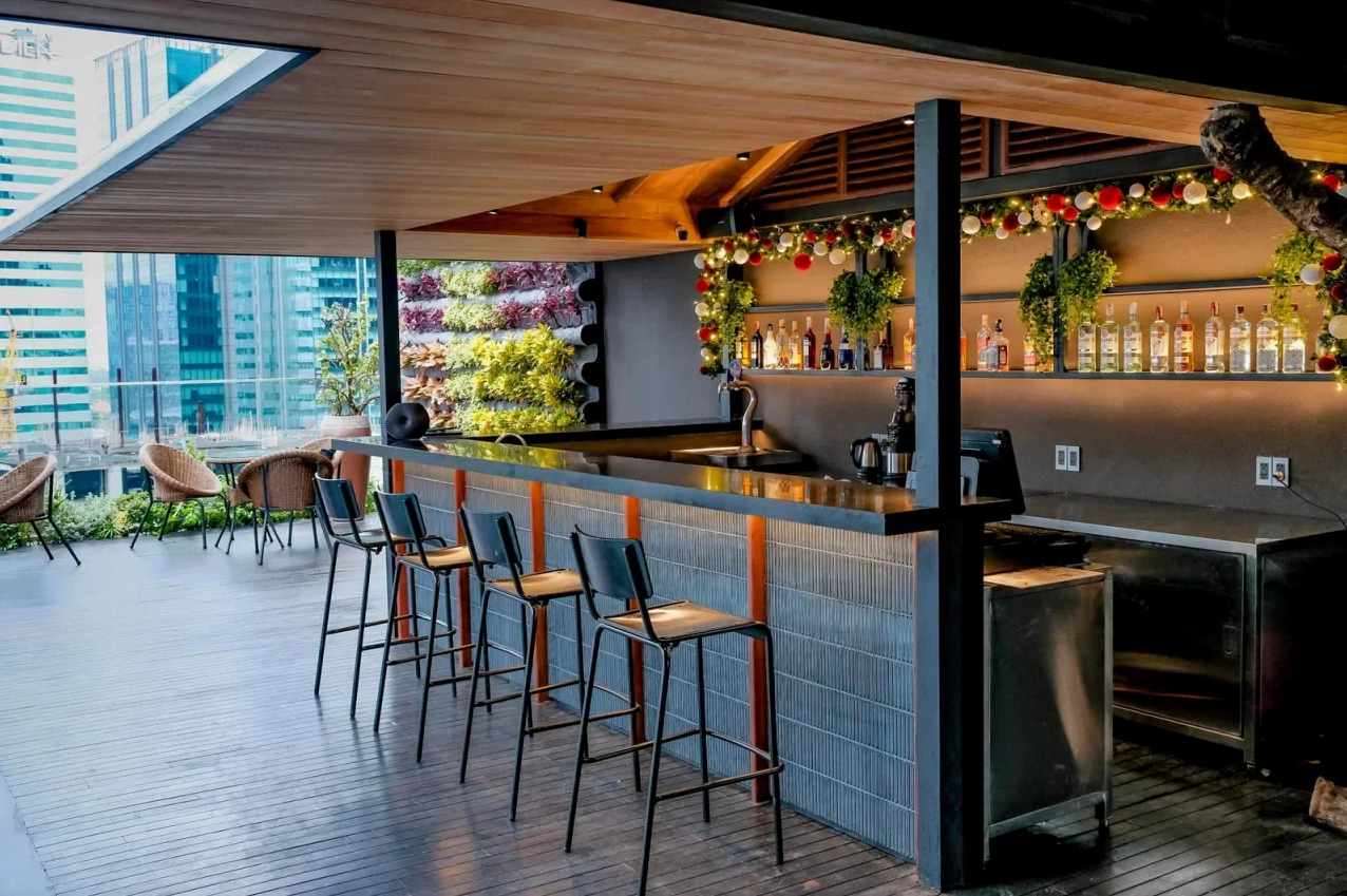 Khung cảnh nhìn từ trên cao của một quán bar ở quận 1