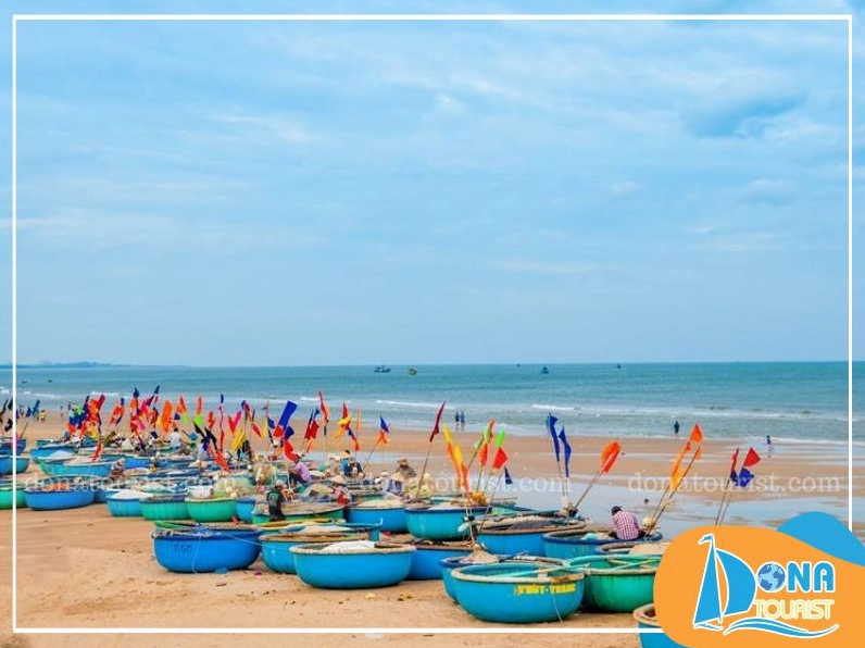 Khung cảnh nhộn nhịp tại làng chài Long Hải