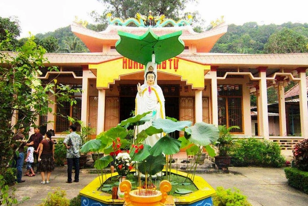 Khuôn viên Hùng Long Tự với tượng Bồ Tát uy nghiêm