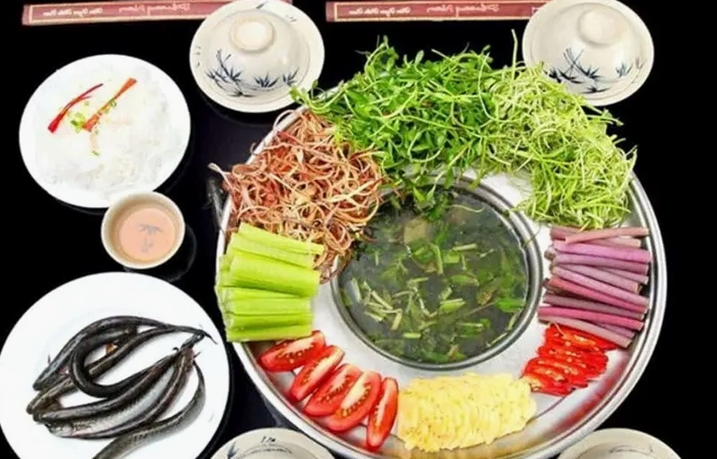 Lẩu súng Phước Hải với rau xanh tươi ngon và hải sản