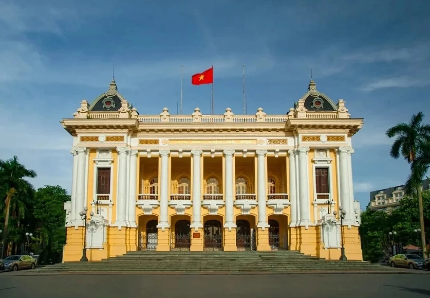 Mặt nước Hồ Gươm phản chiếu ánh sáng