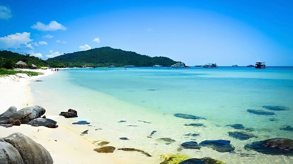 Một góc bãi Ông Lang với cảnh biển tuyệt đẹp