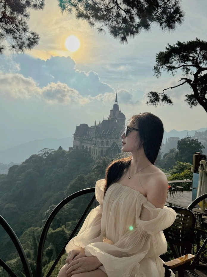 Ngắm cảnh tại Quán Gió Tam Đảo