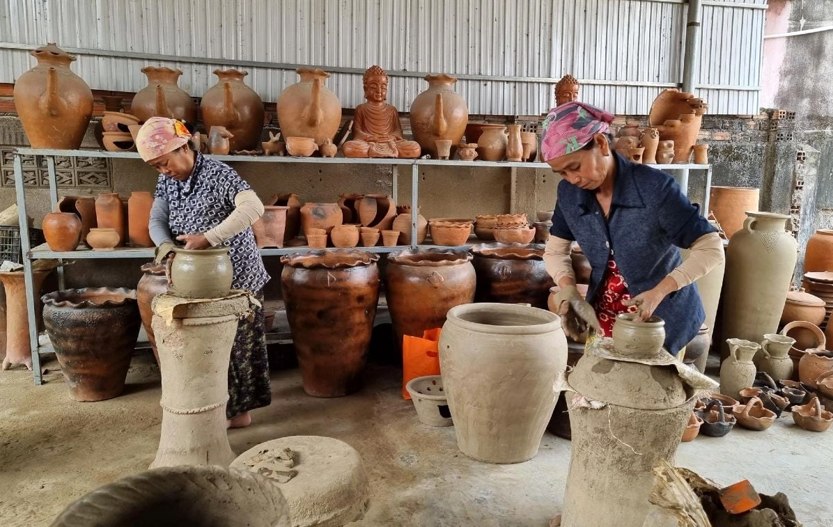 Nghệ nhân làm gốm tại Làng Gốm Bàu Trúc, Ninh Thuận